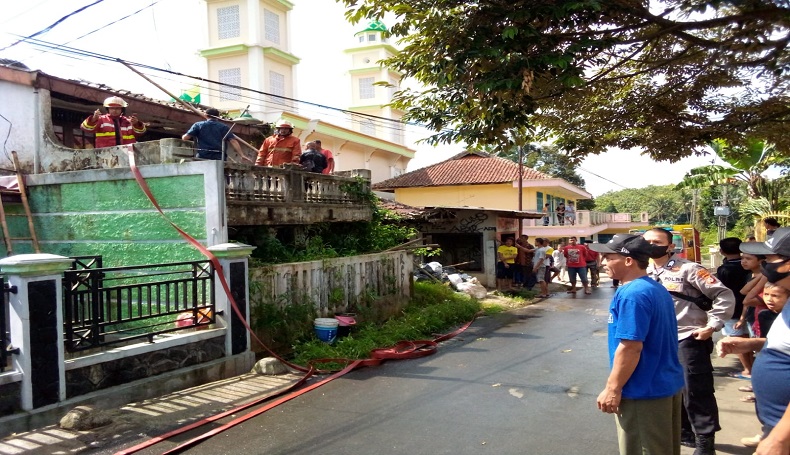 Gegara Bocah Iseng Bakar Ban Bekas, 1 Rumah di Sukabumi Terbakar Hebat