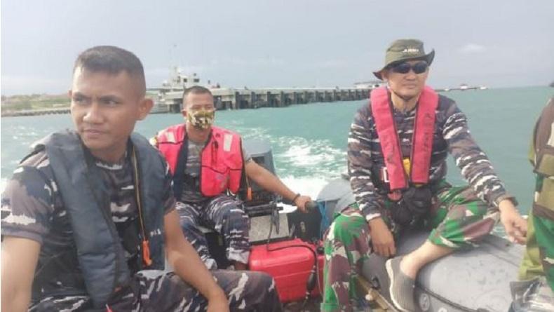 TNI AL Bantu Evakuasi ABK Kapal Tanibar Bahari Tenggelam di Perairan Saumlaki Maluku
