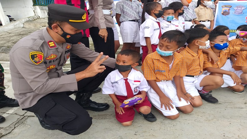 Begini Cara Polisi di Semarang Rayu Siswa SD agar Mau Divakin 