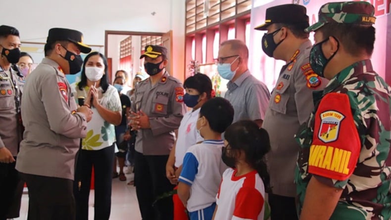 Kapolda Sulut Tinjau Vaksinasi Anak Serentak di SD Negeri 69 Manado