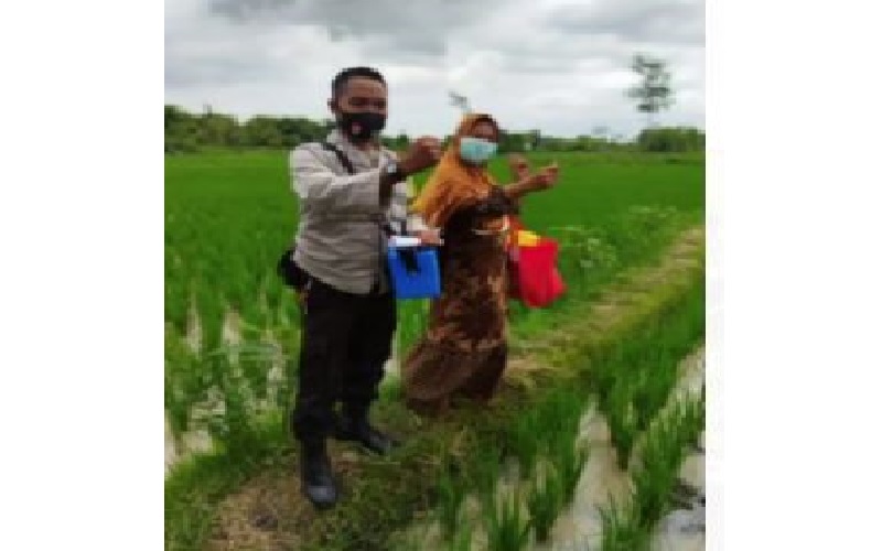 Tak Biasa, Warga Ini Divaksin di Tengah Sawah