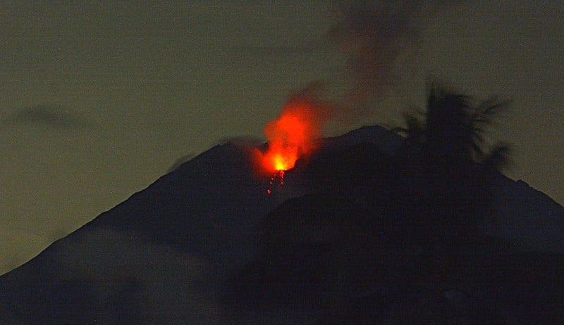 Gunung Semeru Keluarkan Lava Pijar, Warga Diimbau Tidak Beraktivitas Radius 13 Km - Bagian 1
