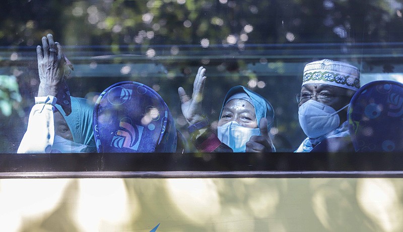 Antusiasme Ratusan Jemaah Berangkat Umrah Perdana pada Masa Pandemi - Bagian 1