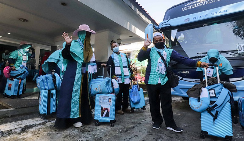 Antusiasme Ratusan Jemaah Berangkat Umrah Perdana pada Masa Pandemi - Bagian 3
