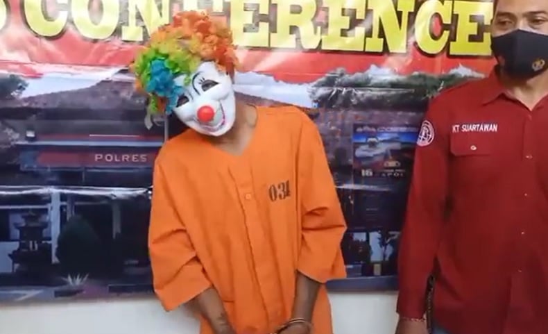 Tak Punya Uang, Badut Hantam Kepala Pedagang Buah lalu Rampas Tas Berisi Uang dan HP
