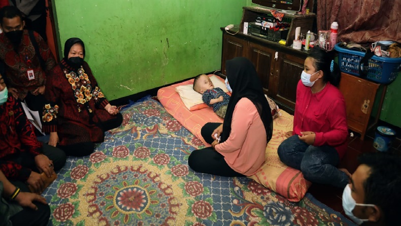 Mensos Beri Bantuan untuk Ibu Pencuci Motor yang Anaknya Derita Hidrosefalus di Sukabumi