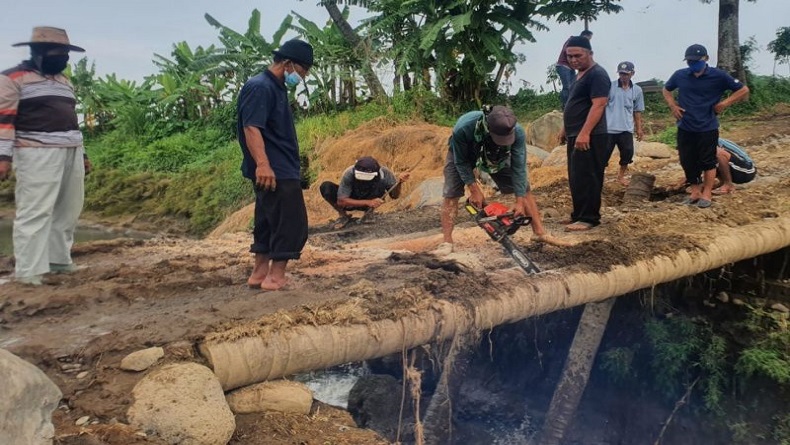 Puluhan Petani di Jepara Bongkar Jembatan Batang Kelapa Akses Penambang 