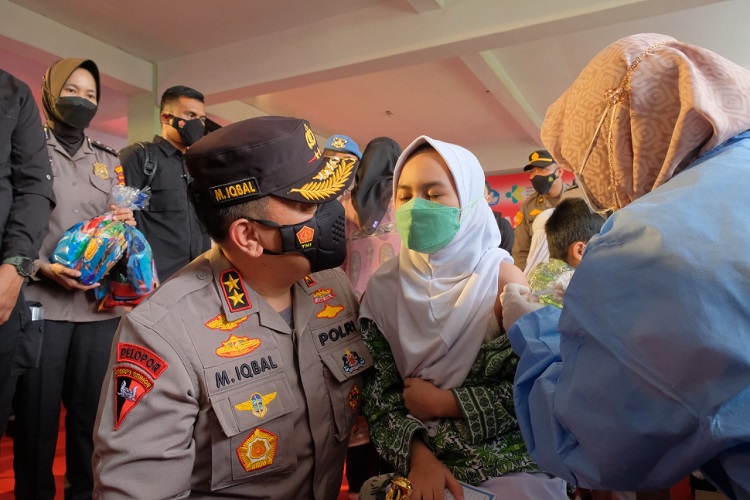 title Kapolda Riau Beri Hadiah ke Anak-anak SD yang Ikut Vaksinasi Kapolda Riau Beri Hadiah ke Anak-anak SD yang Ikut Vaksinasi