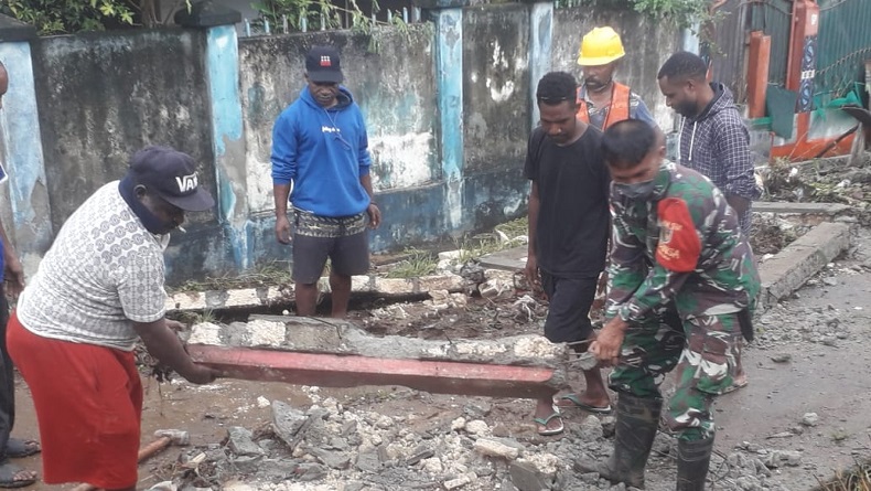 Prajurit TNI Siaga Bencana Bantu Masyarakat Korban Banjir dan Longsor di Jayapura