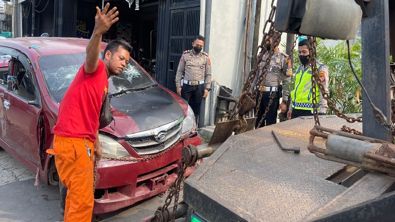 Pelaku Tabrak Lari di Cirebon Diamuk Massa, Diduga Mabuk Miras saat Bawa Mobil