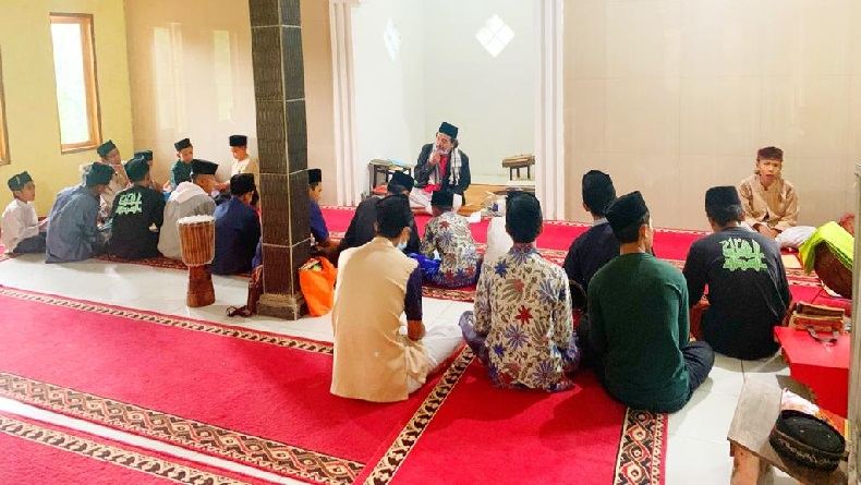 Relawan Merdeka Berdaulat Wakafkan Alquran dan Alat Sholat ke Ponpes di KBB
