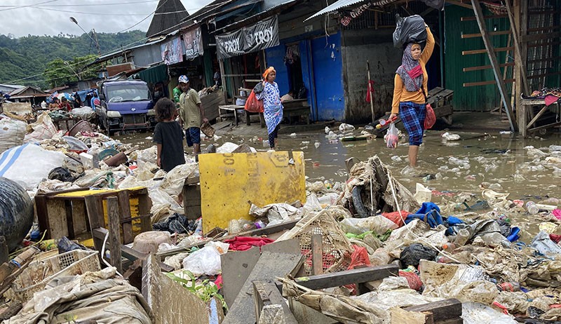 Lapak Pedagang Pasar Youtefa Jayapura Hancur Diterjang Banjir - Bagian 2