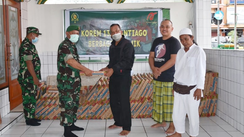 Danrem 131/Santiago Brigjen TNI Meyer Putong Beri Bantuan Keramik di Masjid Firdaus