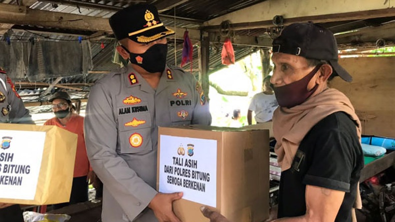 Peduli Korban Kebakaran Rumah di Madidir Unet, Kapolres Bitung Serahkan Sembako