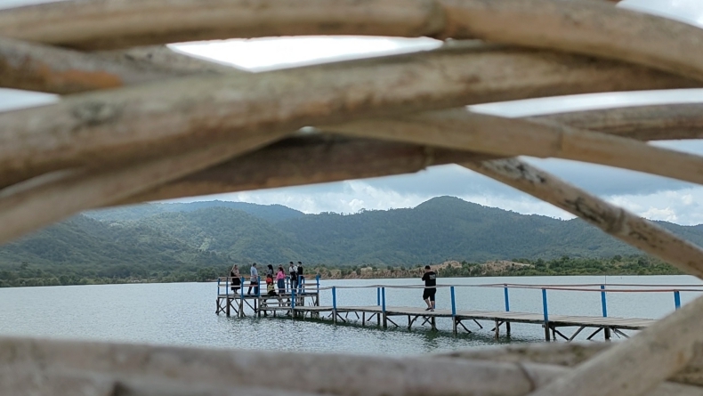 Hari Terakhir Libur Sekolah, Danau Pading Bangka Tengah Dipadati Pengunjung