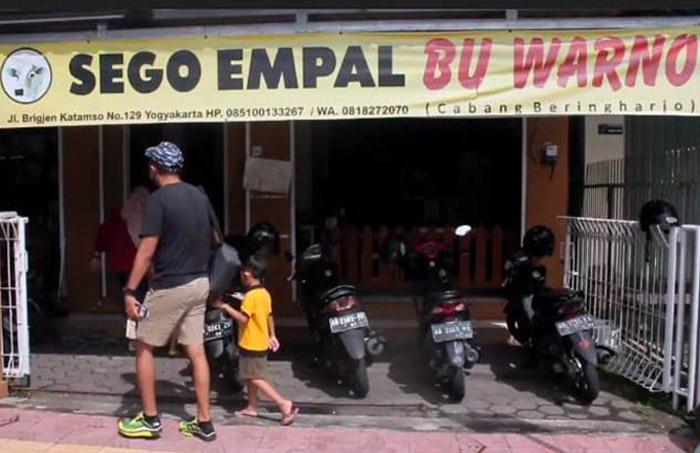 title Warung Legendaris Sego Empal Bu Warno, Didirikan Sejak 1970 Dilengkapi Sambal Korek Warung Legendaris Sego Empal Bu Warno, Didirikan Sejak 1970 Dilengkapi Sambal Korek