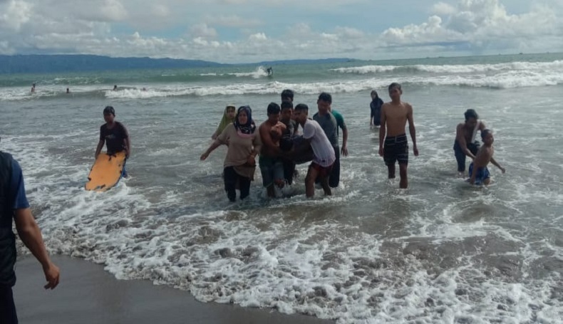 2 Wisatawan asal Jakarta Terseret Ombak Pantai Karanghawu Sukabumi, 1 Tewas 1 Kritis