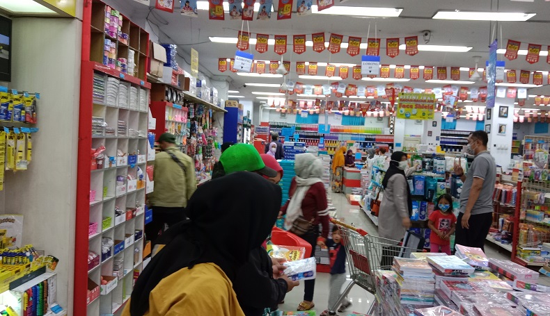 Jelang Pendidikan Tatap Muka 100 Persen, Warga Bandung Serbu Toko Buku 
