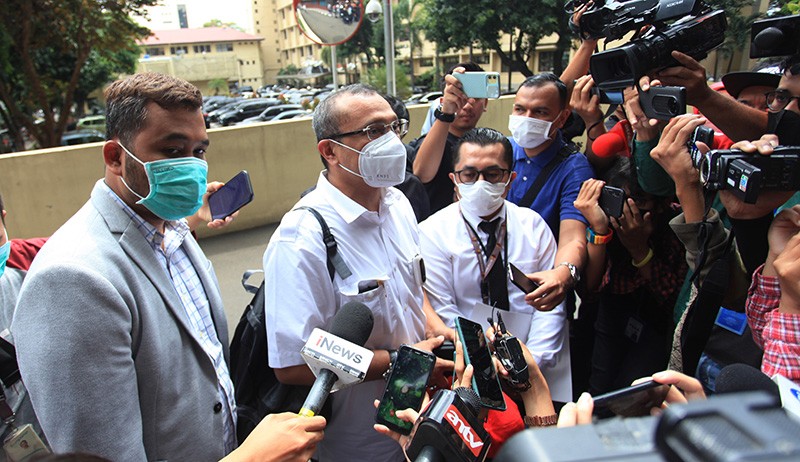 Berbaju Putih, Ini Penampakan Ferdinand Hutahaean saat Diperiksa Mabes Polri - Bagian 3