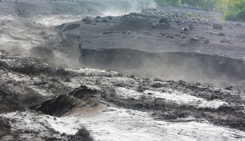 Warga Nekat Mendekat ke Aliran Lahar Hujan Gunung Semeru meski Berbahaya - Bagian 3