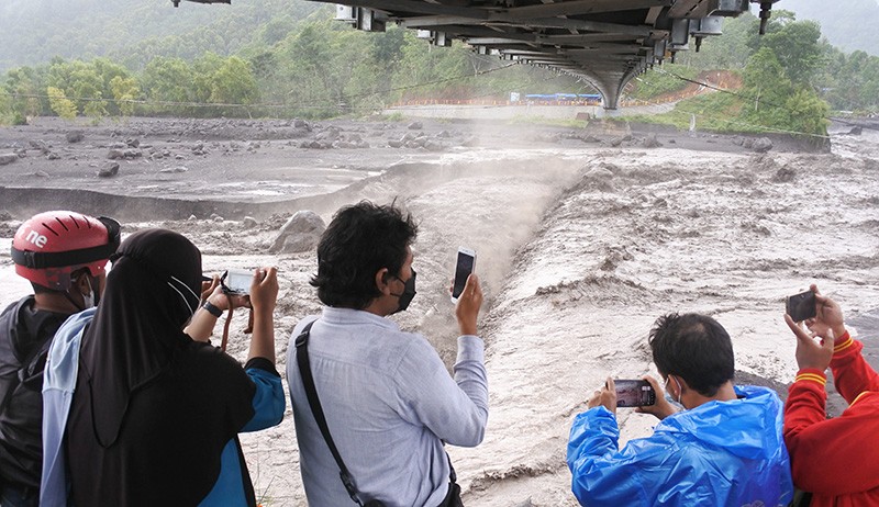 Warga Nekat Mendekat ke Aliran Lahar Hujan Gunung Semeru meski Berbahaya - Bagian 1