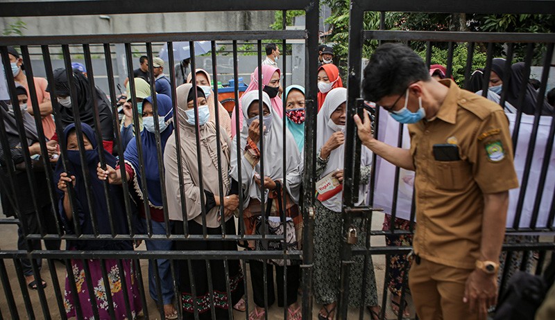 Ratusan Warga Rela Antre Panjang demi Minyak Goreng Rp14.000 per Liter - Bagian 4