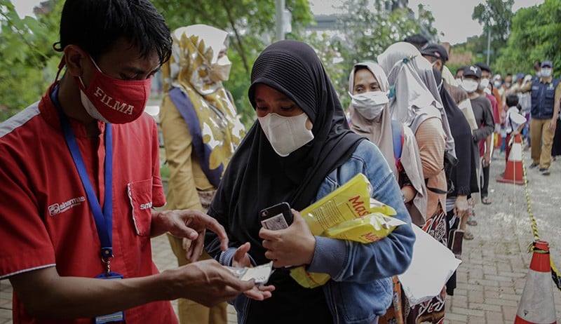 Ratusan Warga Rela Antre Panjang demi Minyak Goreng Rp14.000 per Liter - Bagian 3
