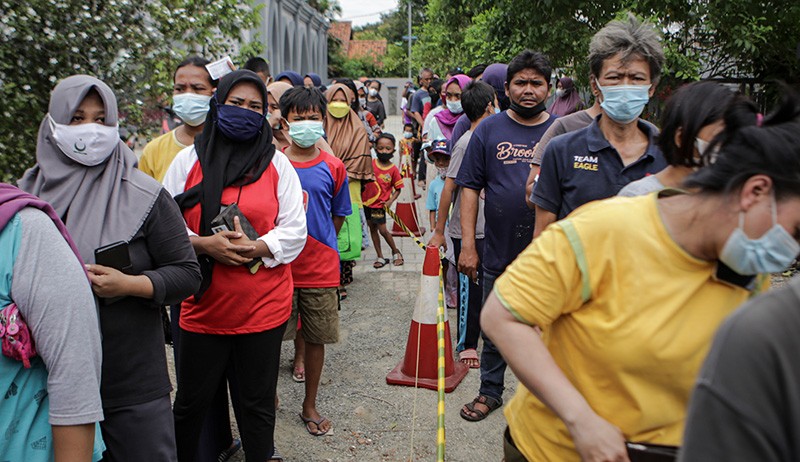 Ratusan Warga Rela Antre Panjang demi Minyak Goreng Rp14.000 per Liter - Bagian 2