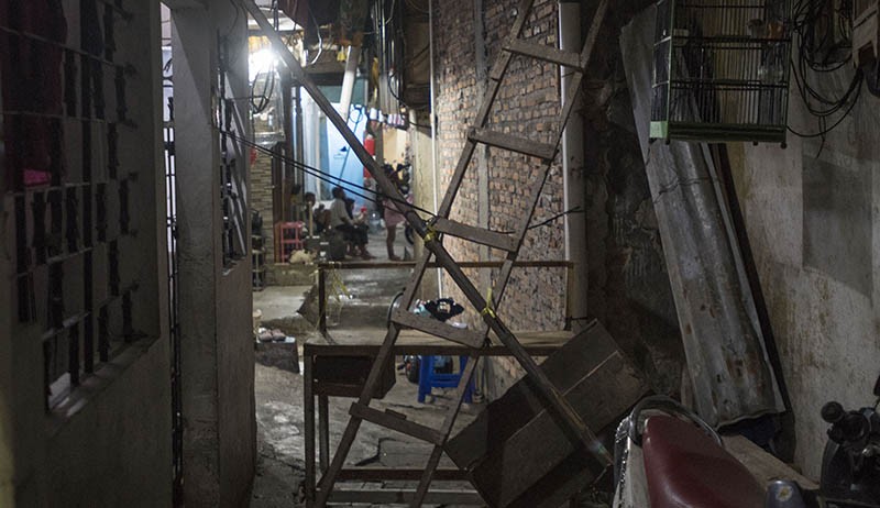 36 Warga Positif Covid-19, Empat RT di Krukut Jakarta Barat Diblokade - Bagian 3