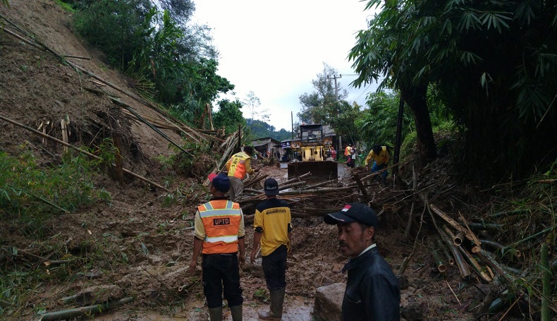 Jalan Sukanagara-Pagelaran Tertutup Longsor, Akses Cianjur Selatan Terputus
