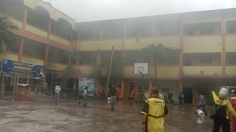 Kantin Sekolah Sinar Husni di Medan Ludes Terbakar