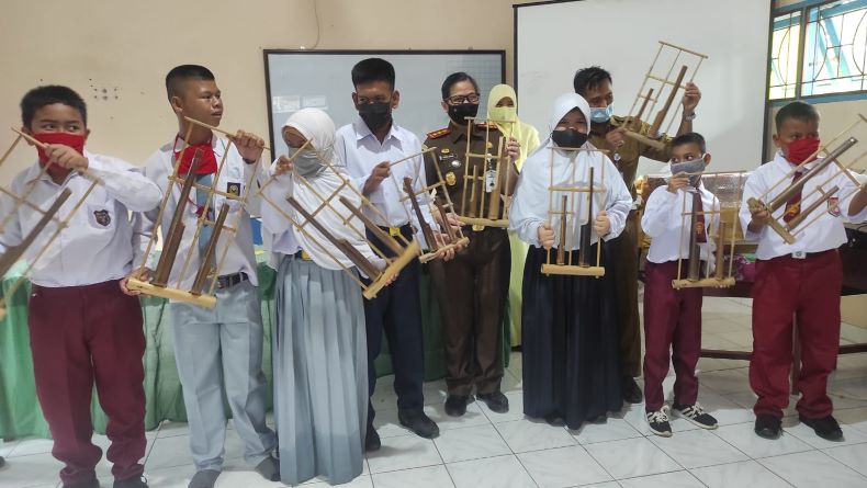 Dorong Kreativitas Pelajar SLB di Bidang Seni, Kejari Bangka Barat Beri Bantu Alat Musik