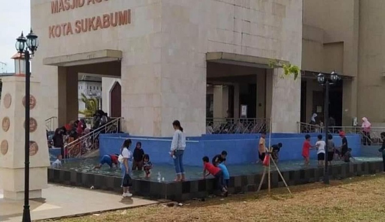 Lapdek dan Alun-alun Sukabumi Kotor, Kolam Ikan Jadi Tempat Berenang Anak