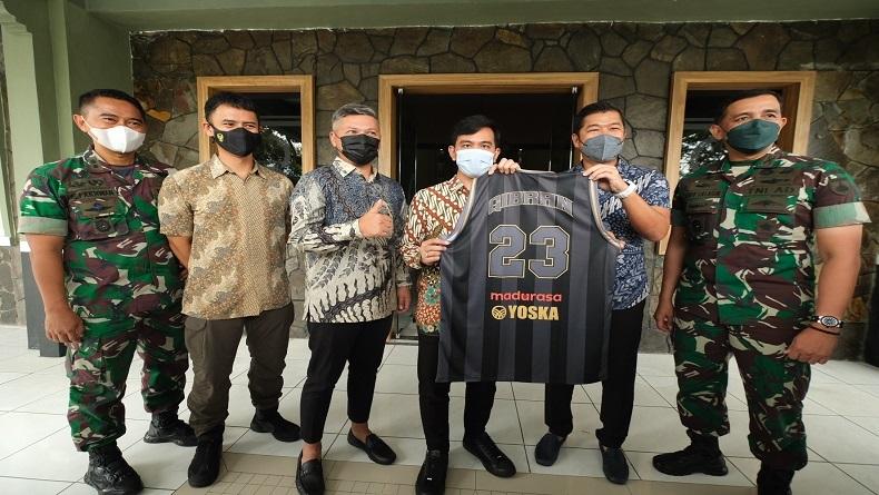 Tim Basket West Bandits Berlaga di Solo, Gading Marten Temui Gibran 