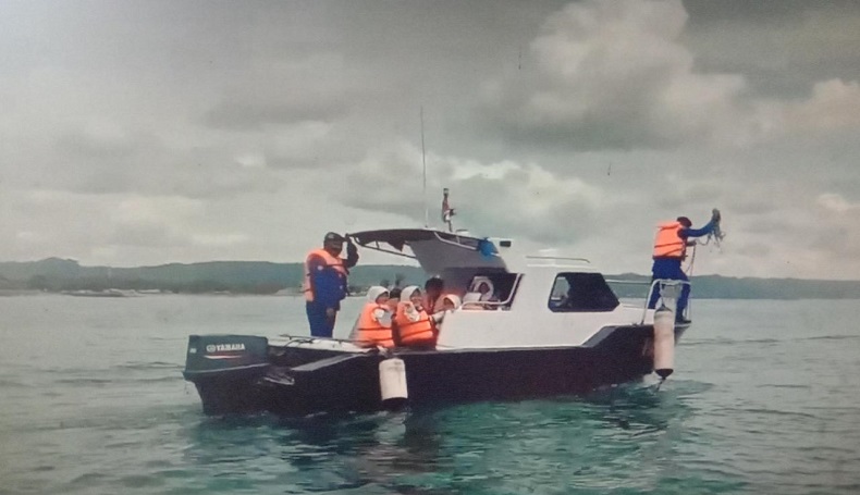 title Anak Semringah Usai Divaksin Keliling Kapal Patroli di Pantai Pangandaran Anak Semringah Usai Divaksin Keliling Kapal Patroli di Pantai Pangandaran