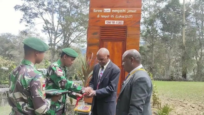 Bangun 6 Menara Lonceng Gereja, Satgas Yonif MR 412 Kostrad Bawa Kedamaian di Tanah Papua