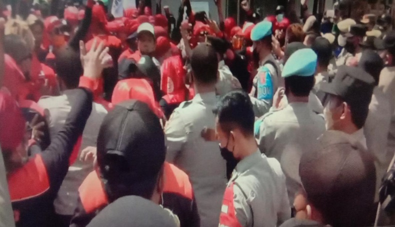 Pekerja Digugat Perusahaan Rp1 Miliar, Ratusan Buruh Kepung Pabrik di Subang