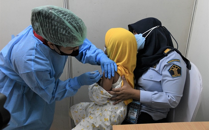 Vaksinasi Anak di Maluku Hanya Diizinkan di Ambon, Ini Alasannya