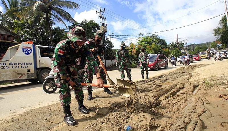 Personel Gabungan Bersihkan Lumpur Sisa Banjir Jayapura - Bagian 2