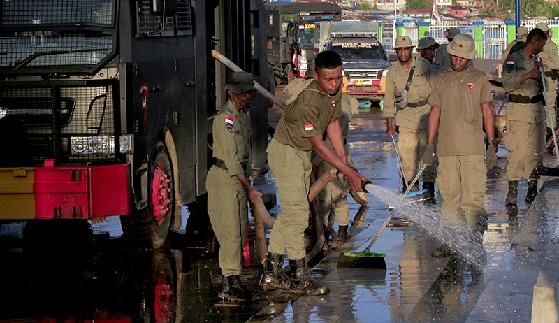 Personel Gabungan Bersihkan Lumpur Sisa Banjir Jayapura