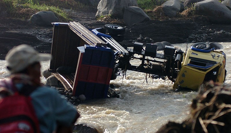 Truk Pasir Hanyut Diterjang Banjir Bandang di Sungai Kaligung, 2 Awak Tewas - Bagian 2