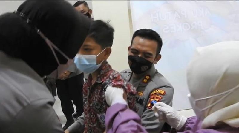  Lucu, Anak-Anak Ini Minta Hadiah dan Dipangku Polisi saat Ikut Vaksinasi