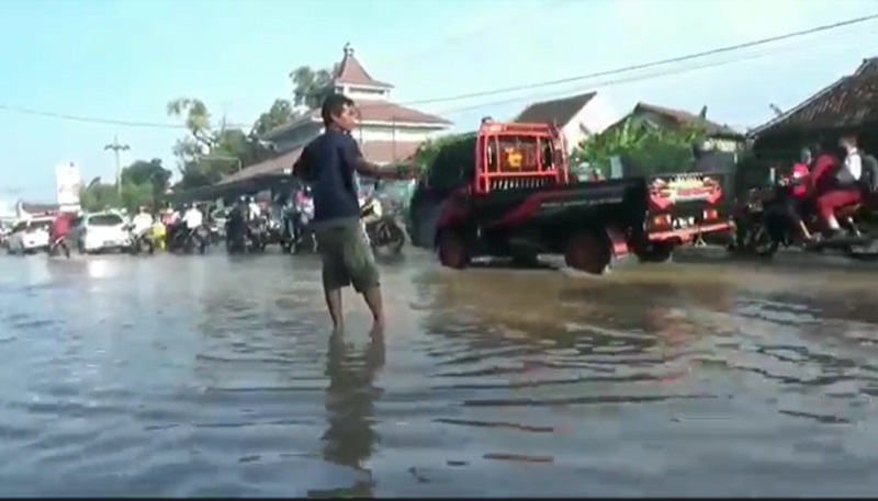 Banjir Di Pasuruan Meluap Hingga Jalan Raya, Lalu Lintas Macet Dua Arah