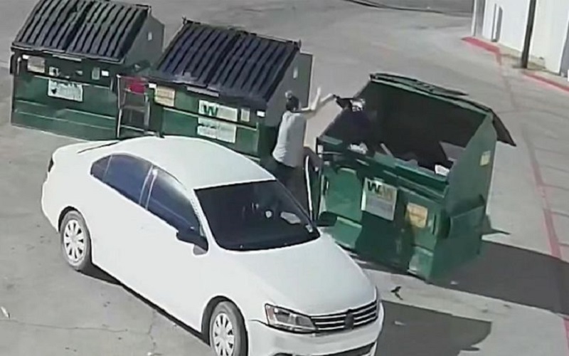 Kejam, Perempuan Pakai Mobil Putih Terekam CCTV Lempar Bayi ke Tempat Sampah 