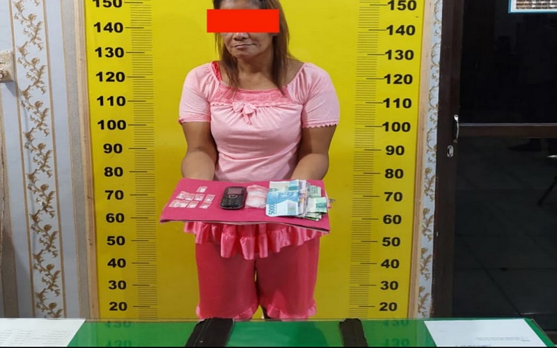 Edarkan Sabu di Rumah, Emak-Emak Ini Ditangkap Polisi Masih Pakai Baju Tidur