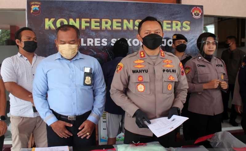 title Polisi Tahan Dokter Gadungan Tipu Bisa Masukan CPNS di RSUD Sukoharjo Polisi Tahan Dokter Gadungan Tipu Bisa Masukan CPNS di RSUD Sukoharjo