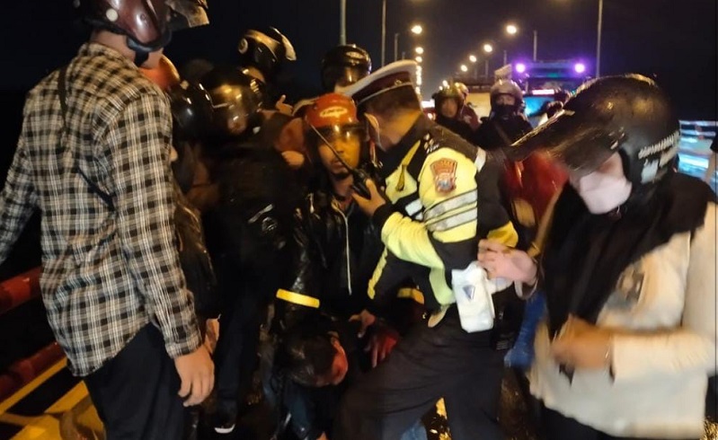 title Aksi Heroik Polisi Selamatkan Mahasiswi yang Coba Bunuh Diri dari Atas Jembatan Sungai Brantas Aksi Heroik Polisi Selamatkan Mahasiswi yang Coba Bunuh Diri dari Atas Jembatan Sungai Brantas