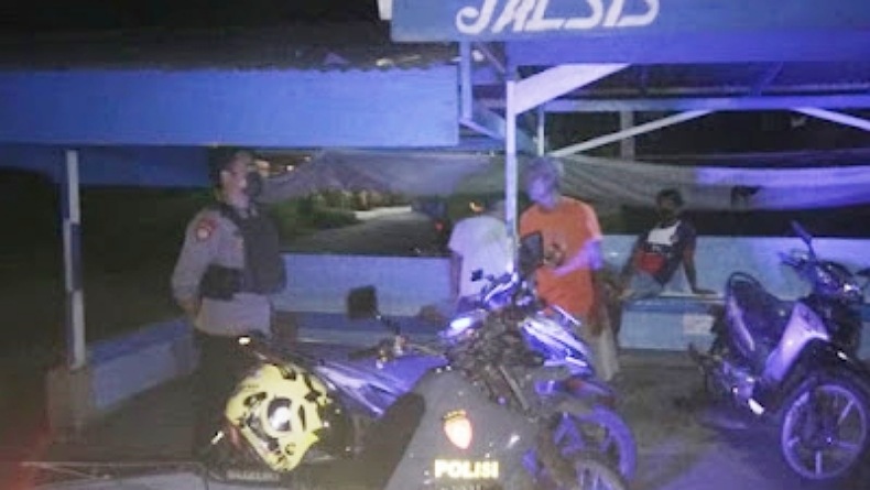 Polres Bitung Bubarkan Warga saat Pesta Miras di Pangkalan Ojek