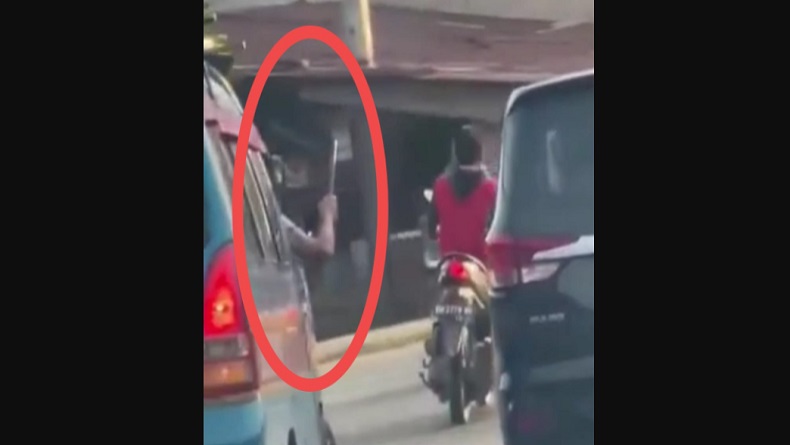 title Viral Sopir Angkot Acungkan Sajam saat Berkendara, Dishub Kirim Surat Teguran Viral Sopir Angkot Acungkan Sajam saat Berkendara, Dishub Kirim Surat Teguran
