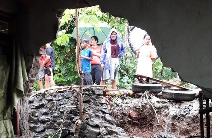 Hujan Deras Guyur Kebumen, Tembok Rumah Warga Jebol Diterjang Banjir